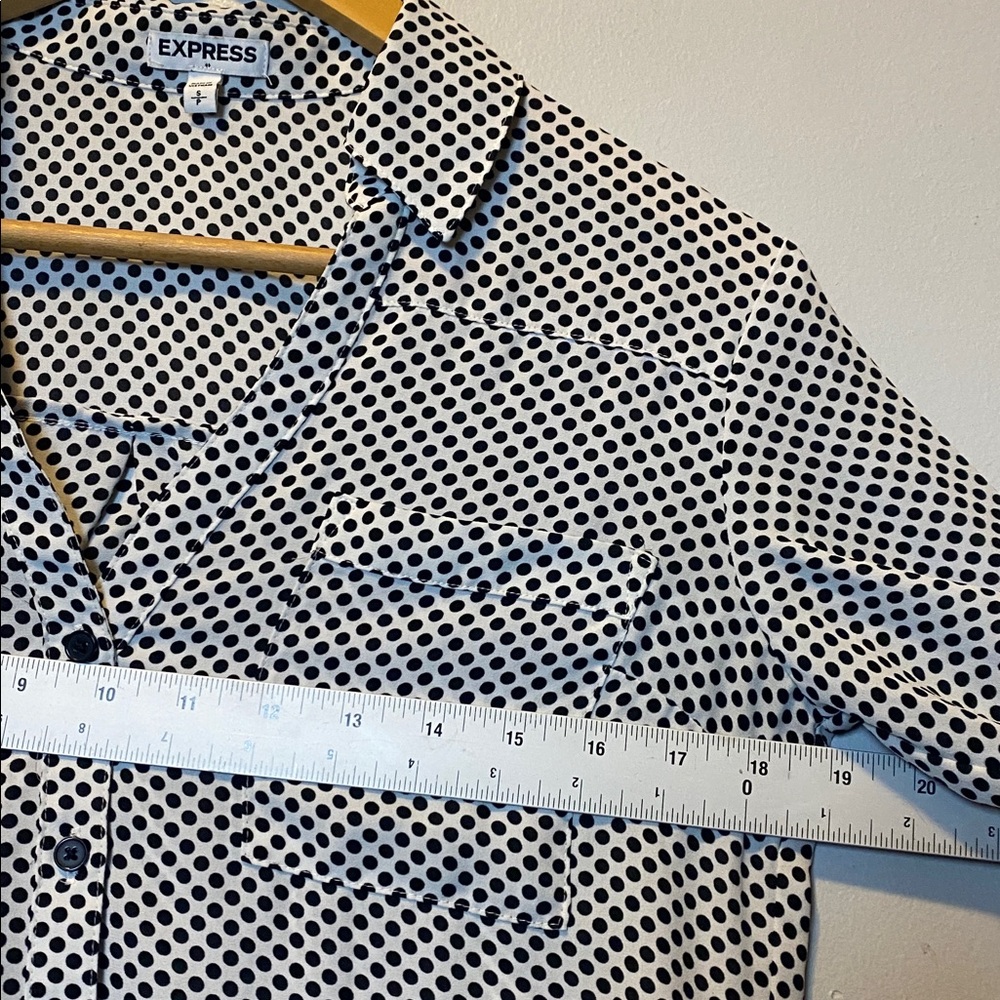 Express Boyfriend Button Up Shirt Women’s Small White Black Polka Dot Roll Tab - Picture 11 of 13
